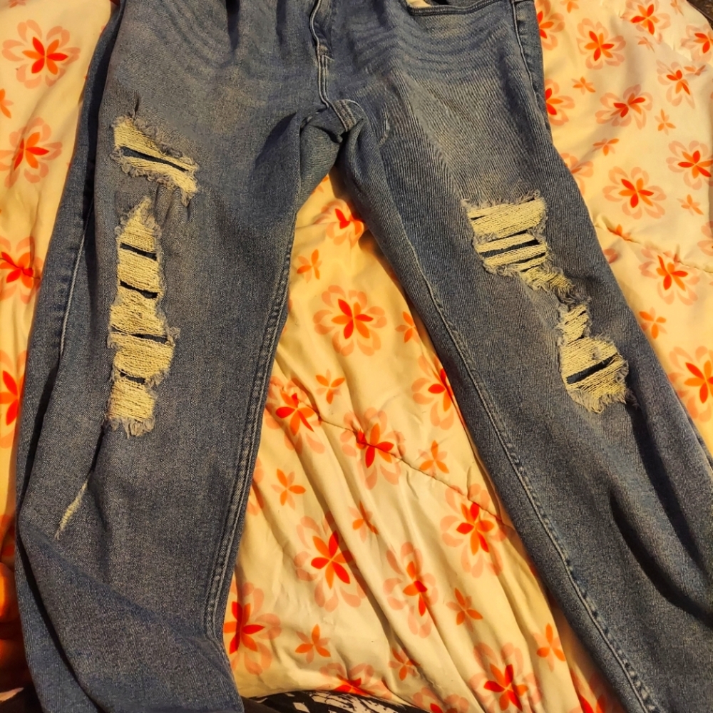 HOT TOPIC SUPER SKINNY DISTRESSED JEANS